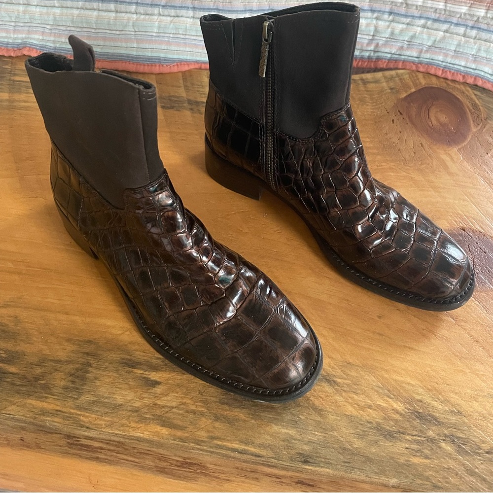 Donald J Pliner boots.  Beautiful brown/bronze color.